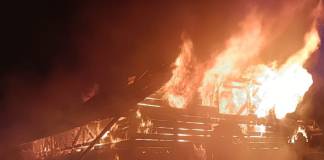 Casă mistuită de flăcări, la Orheiu Bistriței! Focul ar fi pornit de la o lumânare lăsată nesupravegheată