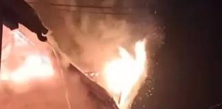 VIDEO: Două cabane de lângă lacul de pescuit din Tonciu, cuprinse de flăcări!