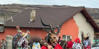 FOTO/VIDEO – Plugușorul cu momâiete, în prima zi a Noului An, în Budacul de Sus: Un ritual de purificare cu măști oribile care „iau asupra lor” răul și urâtul