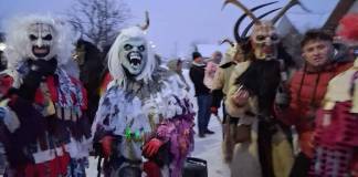 FOTO/VIDEO – Plugușorul cu momâiete, în prima zi a Noului An, în Budacu de Sus: Un ritual de purificare cu măști oribile care „iau asupra lor” răul și urâtul