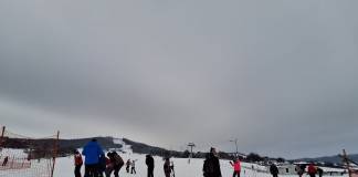 FOTO: Cu mic, cu mare, bistrițenii au ieșit de dimineață la mișcare pe pârtia de pe Cocoș!