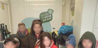 FOTO – BISTRIȚA: Copil care recicla ambalaje, intimidat, împins și lăsat fără bonuri de un grup de 5 minori