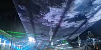 FOTO/VIDEO – Bistrițenii au înfruntat frigul pentru a petrece Revelionul pe Pietonal. CUM s-a văzut jocul de lasere: