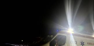 Femeie trecută de 80 de ani, transportată cu salteaua sute de metri, până la ambulanță