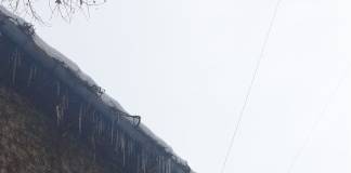 CINE e responsabil pentru curățarea țurțurilor! Nu poliția locală, iar pompierii – doar în anumite cazuri