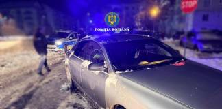 FOTO – Un bărbat din Dumitrița, urmărit ca-n filme prin Dej, după ce a furat o mașină! Polițiștii l-au oprit cu bandă cu cuie: