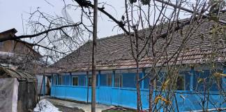 Rostul de dimineață: Câteva clipe mărunte de meditație, în fața clădirii care a adăpostit prima școală românească…