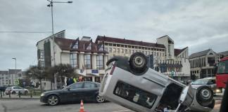 FOTO: Accident în Piața Petru Rareș din Bistrița! O mașină a ajuns cu roțile în sus