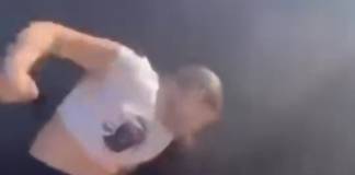 APEL PUBLIC: Căutăm victima agresiunii de vineri din fața Liceului Sanitar din Bistrița! Imaginile VIDEO sunt dintr-o altă altercație, mai veche