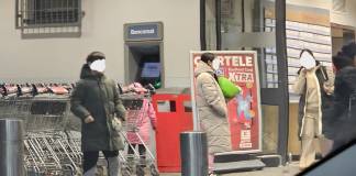 FII REPORTER: ”Nu îi vede nimeni pe copiii care stau toată ziua la Kaufland și vând flori? Sunt exploatați!”