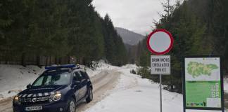 FOTO/VIDEO: Drumul DN 17D, Valea Mare – Pasul Rotunda, închis! Drumuri forestiere acoperite cu gheață