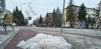 Rostul de dimineață: La ce se gândește o grămadă de zăpadă murdară, urmărind traficul într-o intersecție din centrul Bistriței