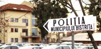 Tânăr de 18 ani reținut de polițiștii bistrițeni, după două urmăriri în trafic și un accident