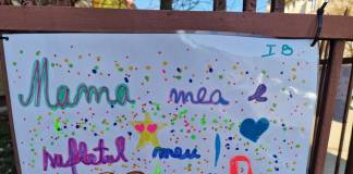 FOTO- EMOȚIONANT: ”Ești o mamă perfectă!”, ”Iubită zână!” , ”Mama, ești o minune!” – mesaje pentru mame, afișate pe gardul Gimnazialei 4