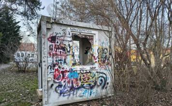 Rostul de dimineață: Căsuța nimănui, în parcul municipal din Bistrița…