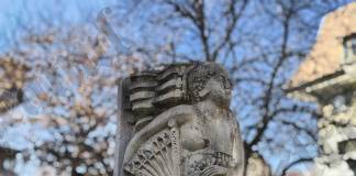 BISTRIȚA la pas – Statuile orașului: Astăzi, „Muza poeziei”, sculptată în 1972 de Anton Tănasă