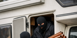 PERCHEZIȚII la doi bistrițeni care au furat o drujbă și țevi de cupru dintr-o autorulotă