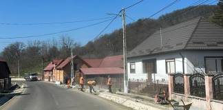 ȘIEUȚ – Modernizarea DJ 154 continuă: 4,2 km de șanțuri și rigole din beton și trotuare pentru siguranța pietonilor