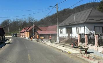 ȘIEUȚ – Modernizarea DJ 154 continuă: 4,2 km de șanțuri și rigole din beton și trotuare pentru siguranța pietonilor