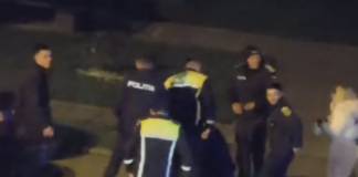 VIDEO: Bătaie și păruială zdravănă, între două tinere, pe o stradă din Bistrița