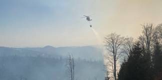 FOTO/VIDEO: Incendiul din Parva, lichidat cu ajutorul elicopterului dotat cu sistem de stingere tip Bambi Bucket