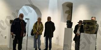 FOTO/VIDEO – „Mitologii”, încropite de sculptorul Tibor Kolozsi, la Galeria Arcade 24 din Bistrița. „Fața transmite cel mai bogat spectru de emoții și gânduri”