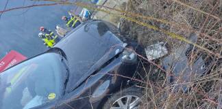 O șoferiță începătoare a intrat cu mașina într-un gard!