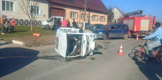 FOTO – Grav accident la Budacu de Jos, cu un triciclu electric! O persoană ar fi inconștientă: