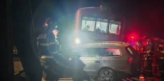 FOTO: O mașină a fost lovită de tren la Lechința