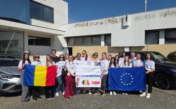 INEDIT: Eleve de la Agricol Beclean au imprimat materiale pentru Versace, Prada, Dior și Louis Vuitton