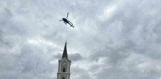 FOTO: Cruce, pusă cu elicopterul pe o biserică-monument de la Sîngeorz-Băi