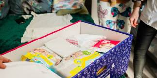 Maraton de fapte bune, la Bistrița! 200 de Cutii ale Bebelușului, echipate și oferite mamelor aflate în situații vulnerabile