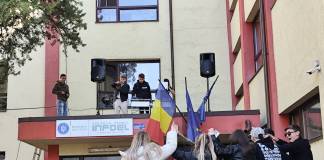 FOTO/VIDEO: La INFOEL, profesorii și elevii dansează împreună în pauza mare: ” Vrem să ne simtă alături de ei!”