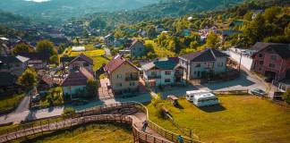 FOTO – WAW! Cum arată cea mai spectaculoasă pistă de downhill amenajată în inima unui oraș, din Bistrița-Năsăud