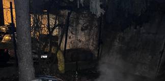 FOTO – BISTRIȚA: Salteaua pe care dormea a luat foc! Om al străzii, salvat de jandarmi