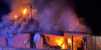 FOTO/VIDEO: Arde o casă în comuna Chiochiș. Proprietarul, transportat la spital cu arsuri