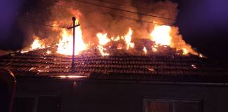 FOTO: O casă din Beclean, cuprinsă de flăcări!