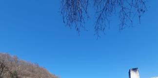 FOTO – ROMULI: Două persoane au făcut atac de panică după ce le-a luat foc casa!