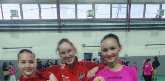 FOTO: Maria, o fetiță grav bolnavă, are nevoie de noi! Tricou de colecție, scos la licitație de Gloria Bistrița