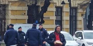 FOTO – L-au oprit să nu cerșească! Jandarmii l-au luat deoparte și i-au dat…o pâine!