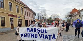FOTO/VIDEO: Câteva sute de copii și adulți au înfruntat ploaia pentru a mărșălui pentru viață