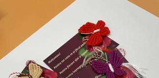 SPECIAL: Pacientele de la Oncologie au croșetat mărțișoare, pe care le-au oferit altor pacienți