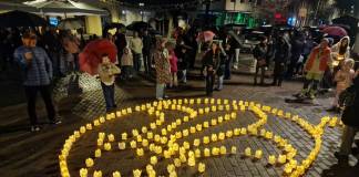 FOTO/VIDEO: Zeci de copii au cântat în ploaie, pe întuneric, pentru a sărbători Ora Pământului