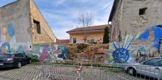 FOTO: Locuri de parcare blocate pe strada Lupeni din cauza unui zid care se surpă