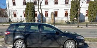 FOTO: „Executat” de Poliția Locală, după ce și-a lăsat mașina la doi pași de Muzeu, pe trecerea de pietoni