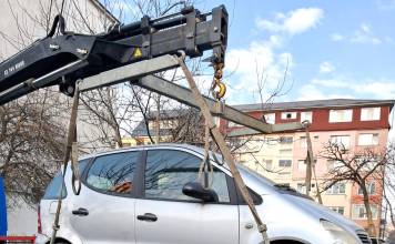 Mașinile „uitate” în parcări, ridicate de Poliția Locală! CE riscă proprietarii: