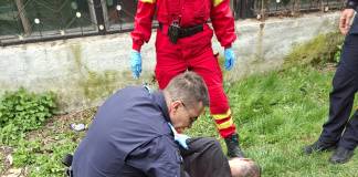 Alertă pe Dragoș Vodă, din Bistrița: Doi bărbați, posibil consumatori de droguri, găsiți în comă pe stradă, de jandarmi