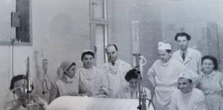 INEDIT – Arhivele din Bistrița publică o fotografie unică: Prof. dr. George Uza din Sângeorz, alături de echipa care a efectuat prima hemodializă din România, în 1959