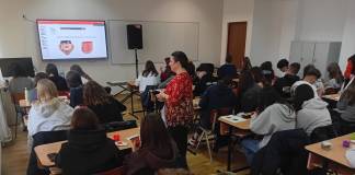 FOTO – Când nu ajung copiii la muzeu, vine muzeul la ei: Caravana Muzeului Național al Carpaților Răsăriteni, în școlile din Beclean