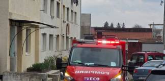 FOTO: Panică într-un bloc din Bistrița, de la un scurt-circuit produs la o priză
